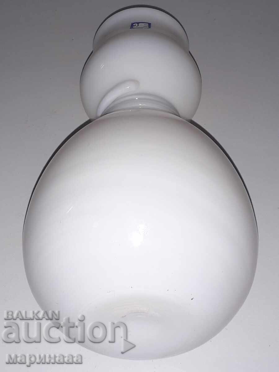 Delivery of VASE. WHITE GLASS. NRB Delivery of VASE. WHITE GLASS. NRB