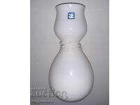 VASE. WHITE GLASS. NRB