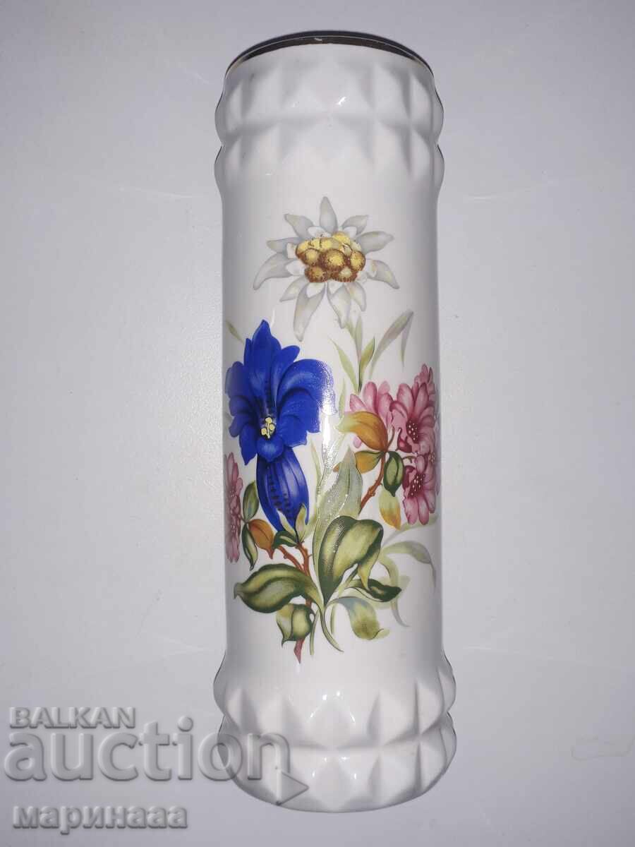 VASE. PORCELAIN