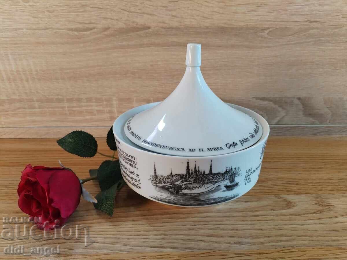 Cutie de bomboane germană cu preț € 10.00 | 19.56 BGN Cutie de bomboane germană cu preț € 10.00 | 19.56 BGN