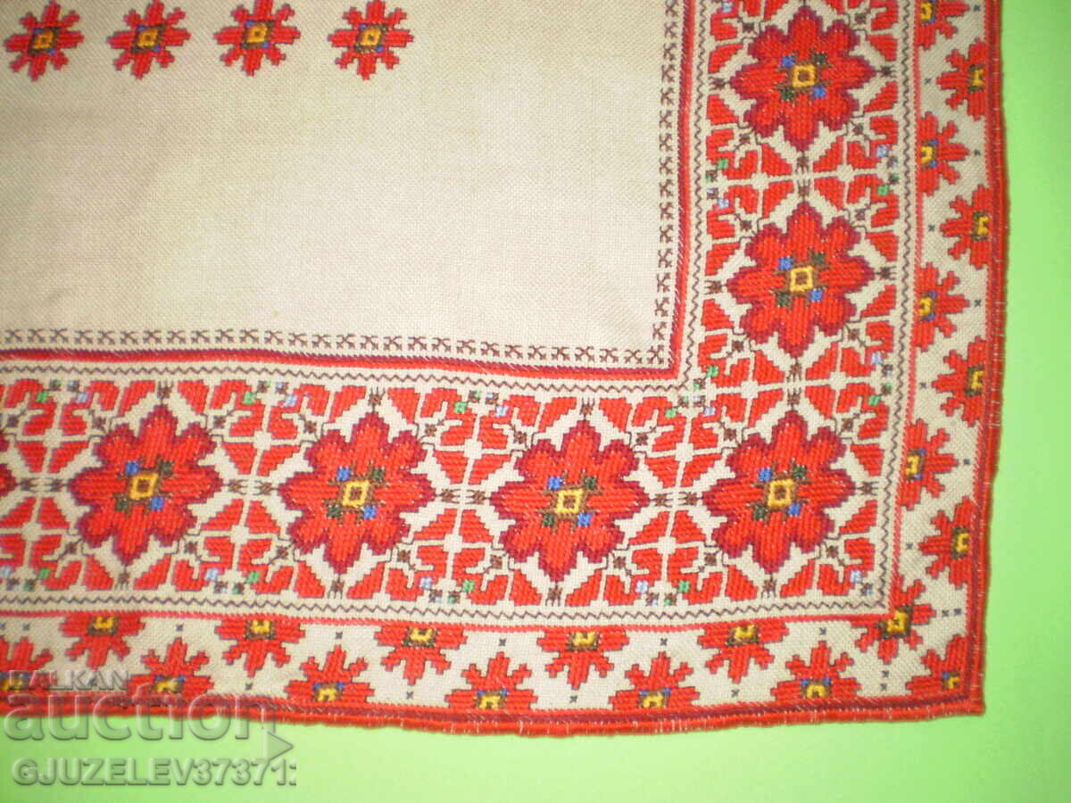 Vintage χειροποίητη κεντημένη λινή τραπεζομάντηλα: Κόκκινο κέντημα με τιμή 120.00 BGN | € 61.36 Vintage χειροποίητη κεντημένη λινή τραπεζομάντηλα: Κόκκινο κέντημα με τιμή 120.00 BGN | € 61.36