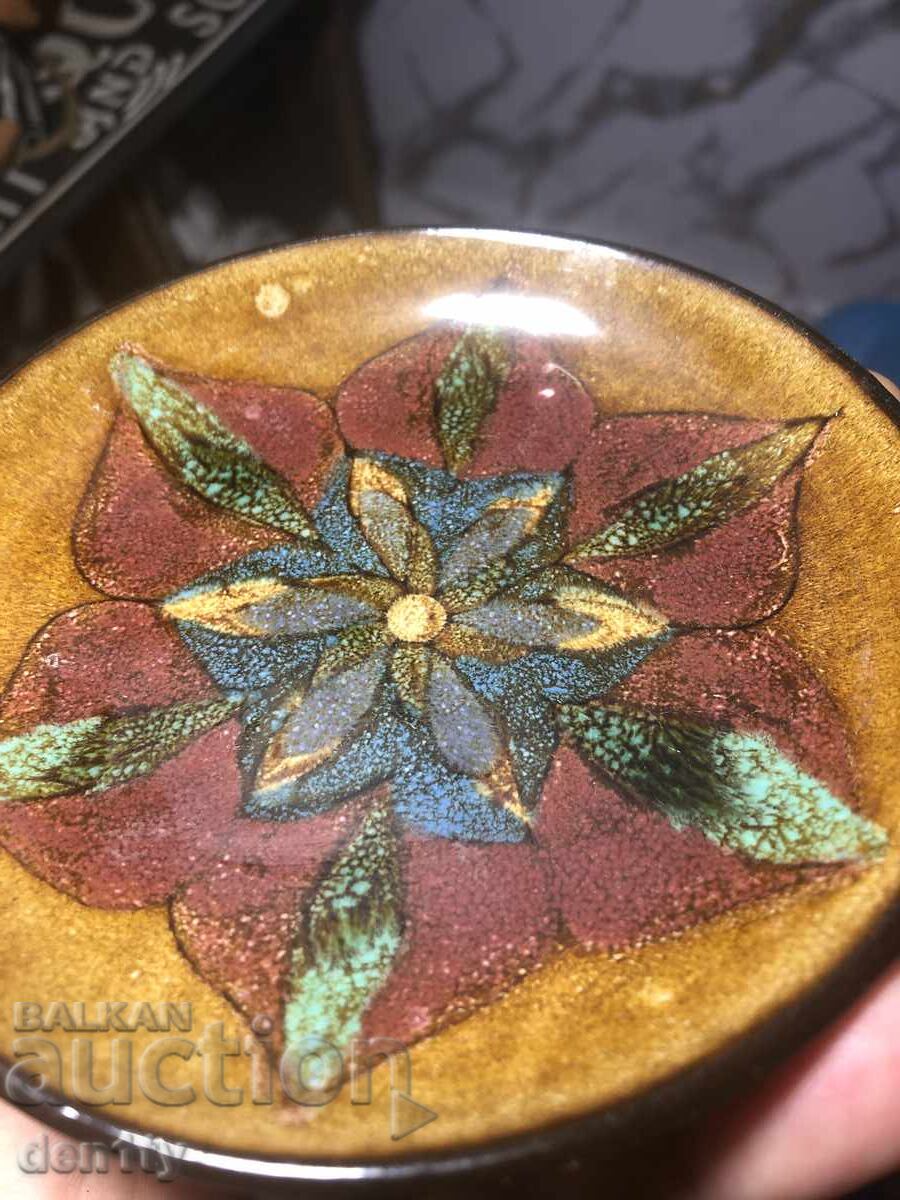 Аукцион керамична чиния от Гърнзи