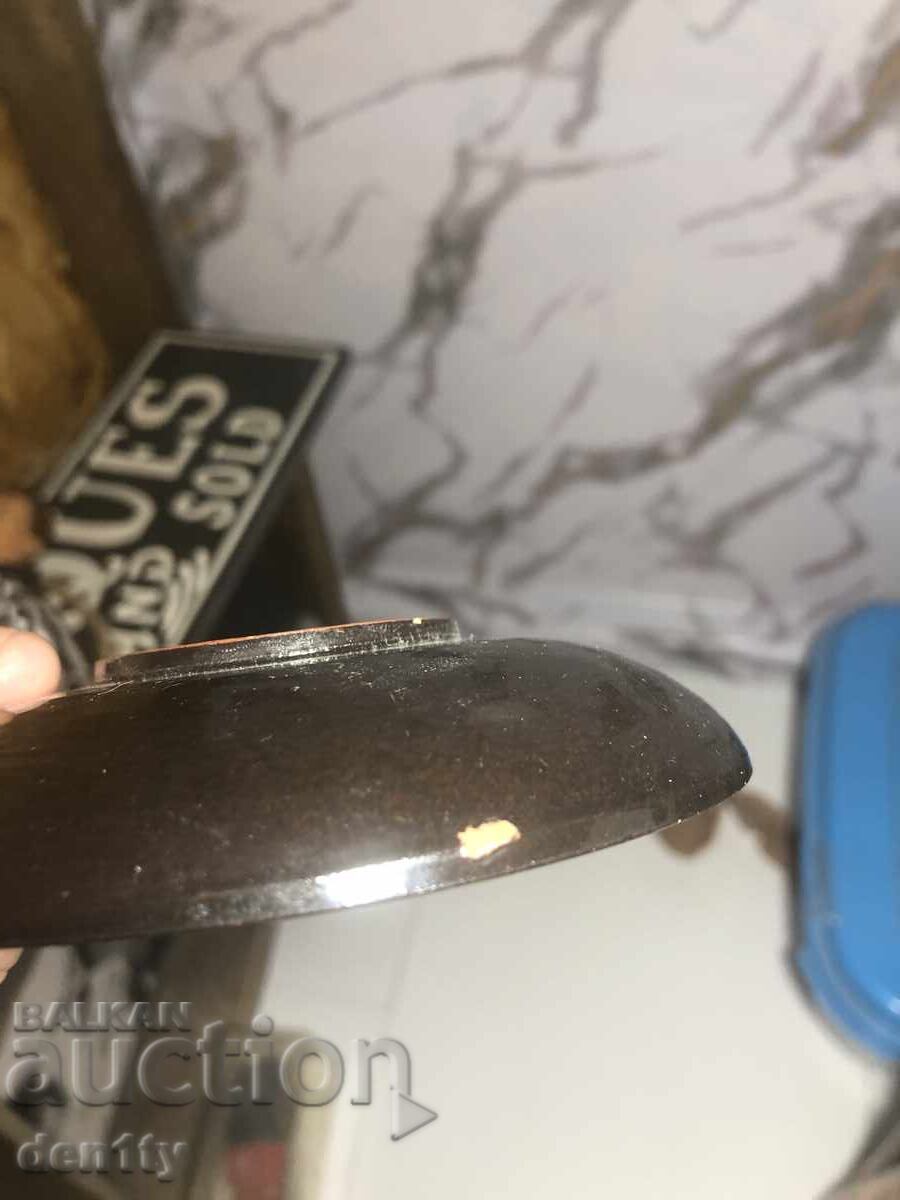 Доставка на керамична чиния от Гърнзи