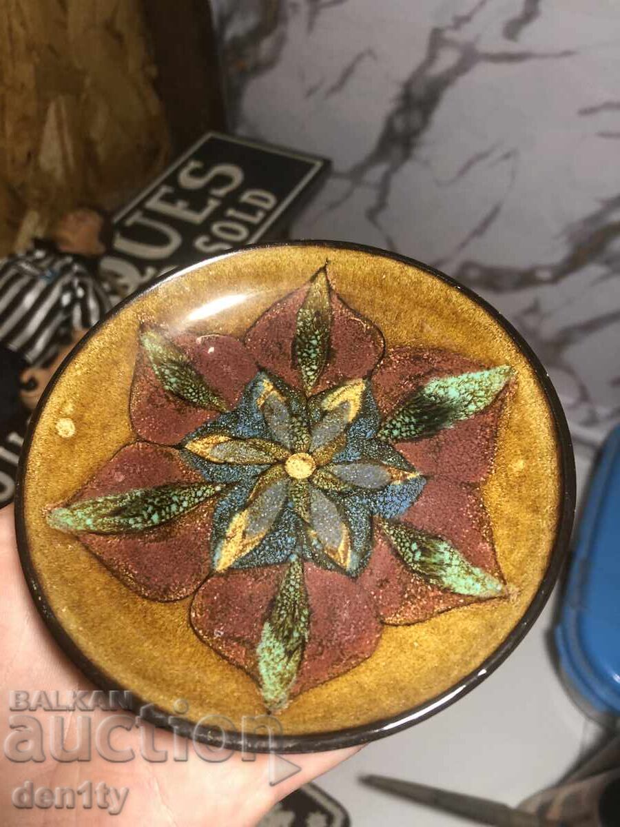 керамична чиния от Гърнзи