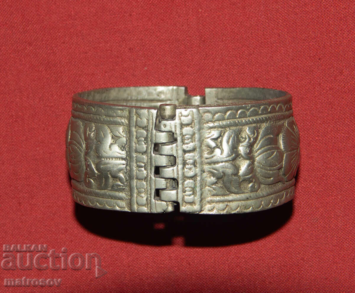 Παλαιό παραδοσιακό ασημένιο βραχιόλι κόσμημα με τιμή 180.00 BGN | € 92.03 Παλαιό παραδοσιακό ασημένιο βραχιόλι κόσμημα με τιμή 180.00 BGN | € 92.03