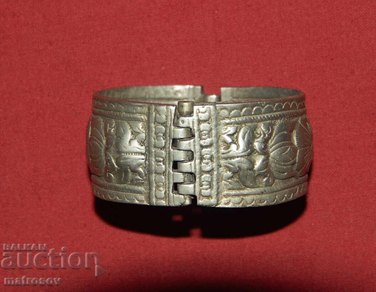 Παλαιό παραδοσιακό ασημένιο βραχιόλι κόσμημα Παλαιό παραδοσιακό ασημένιο βραχιόλι κόσμημα