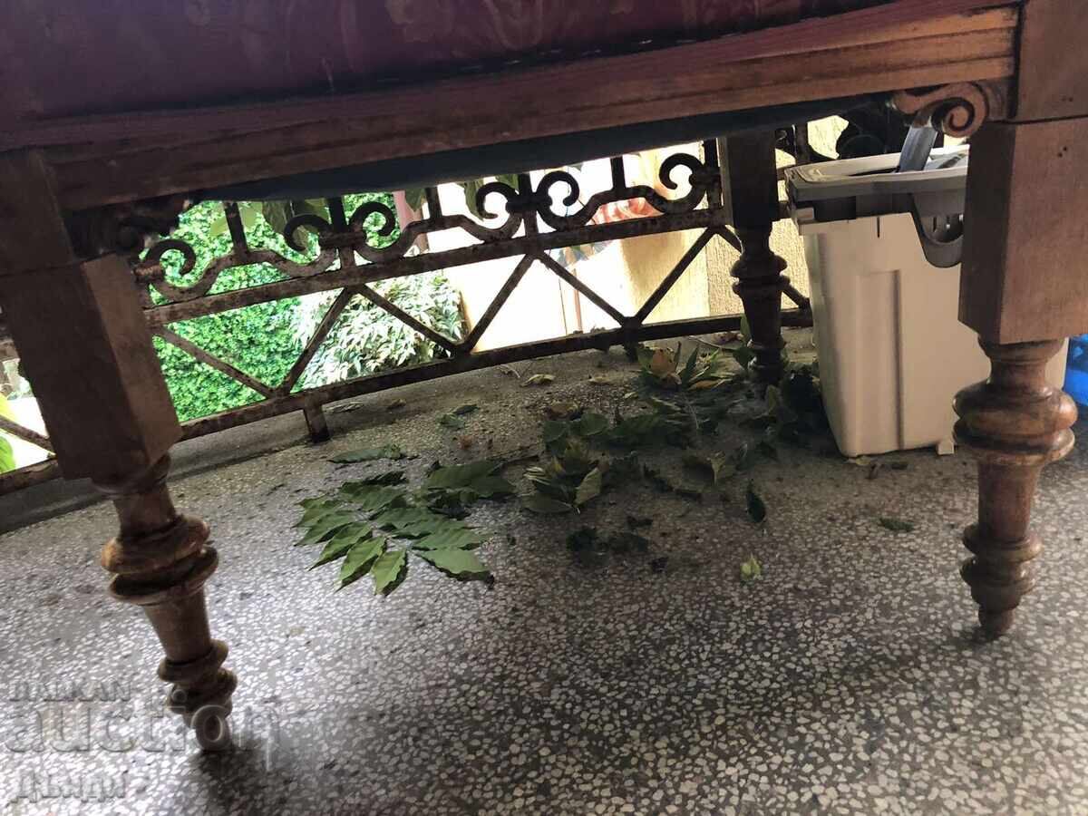 Delivery of Old antique armchair