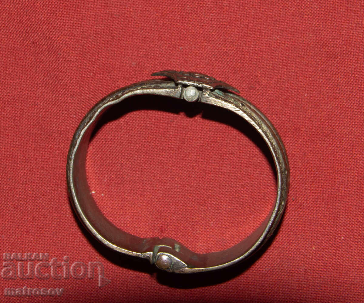 Delivery of Old traditional silver bracelet jewelry