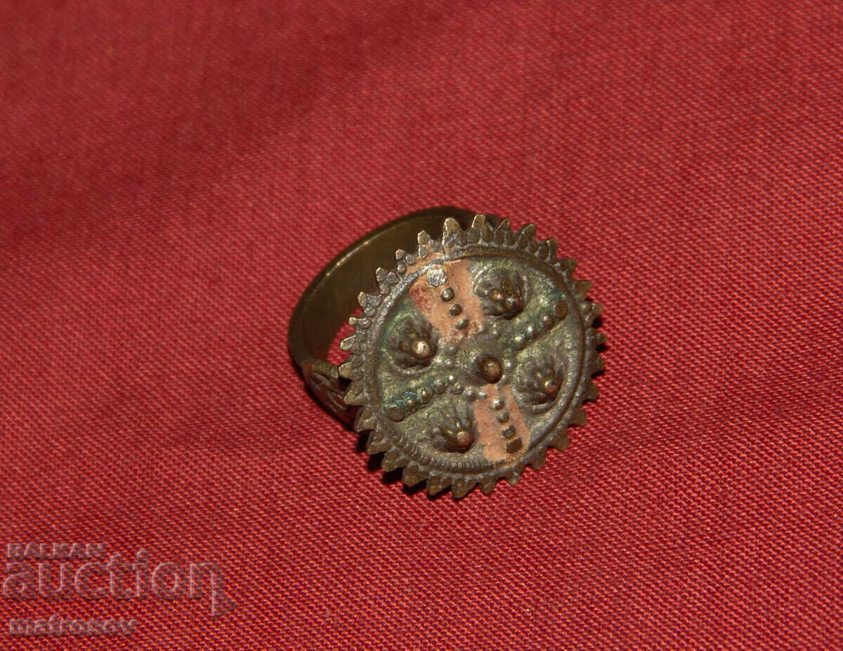 Стар традиционен бронзов дамски пръстен с цена 160.00 лв. | € 81.81 Стар традиционен бронзов дамски пръстен с цена 160.00 лв. | € 81.81