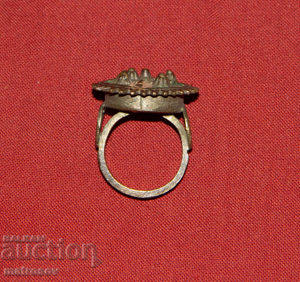 Аукцион Стар традиционен бронзов дамски пръстен Аукцион Стар традиционен бронзов дамски пръстен