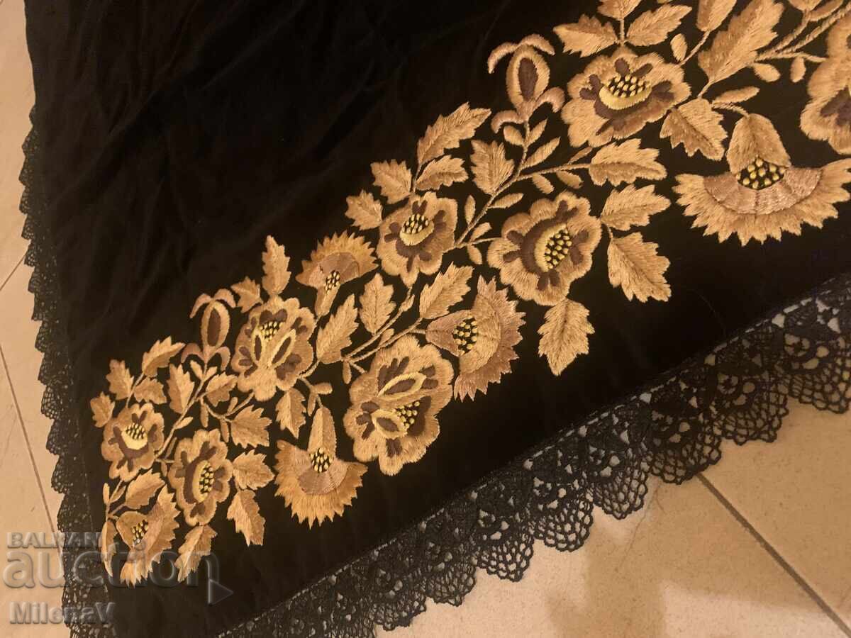 Βιδίνσκα ποδιά, βελούδο με τιμή 150.00 BGN | € 76.69