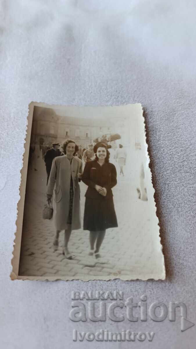 Снимка София Две жени на разходка 1941