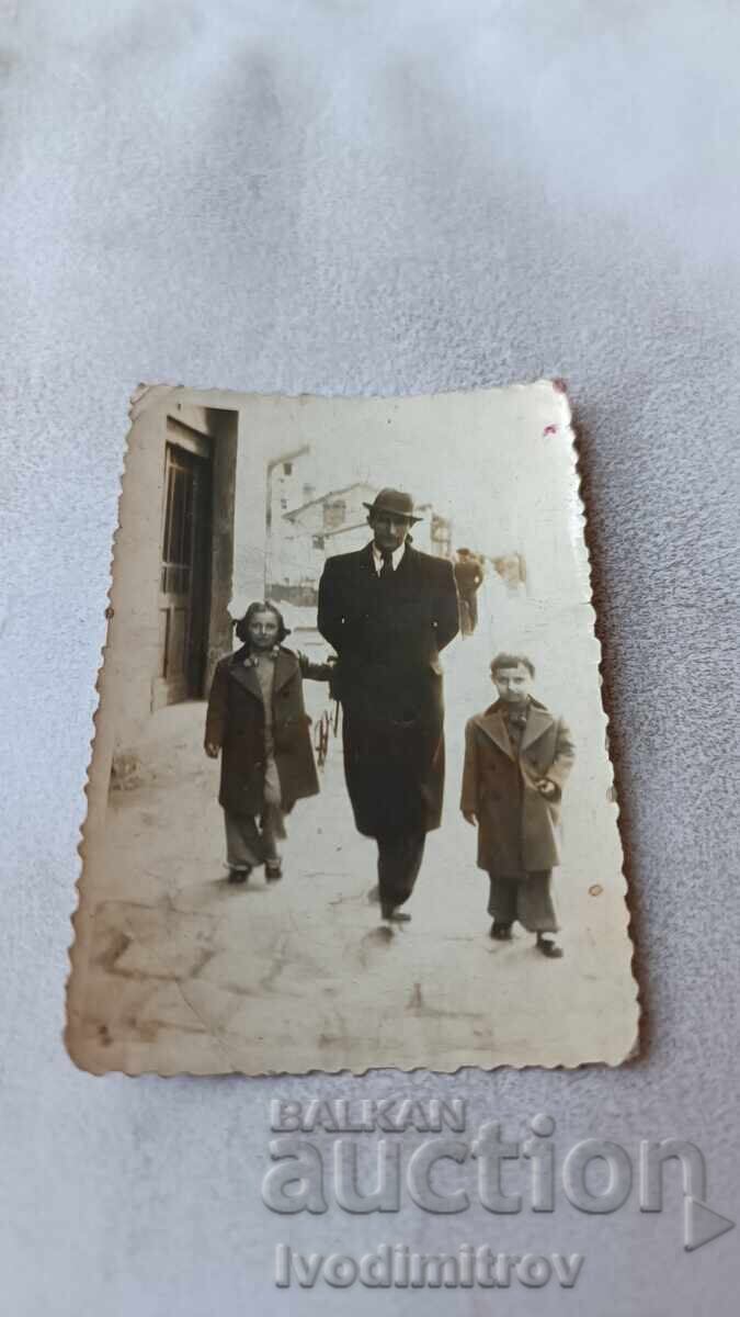 Photo Sofia Man boy and girl on the sidewalk