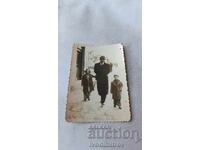 Φωτογραφία Σόφια Άνδρας αγοράκι και κοριτσάκι στο πεζοδρόμιο