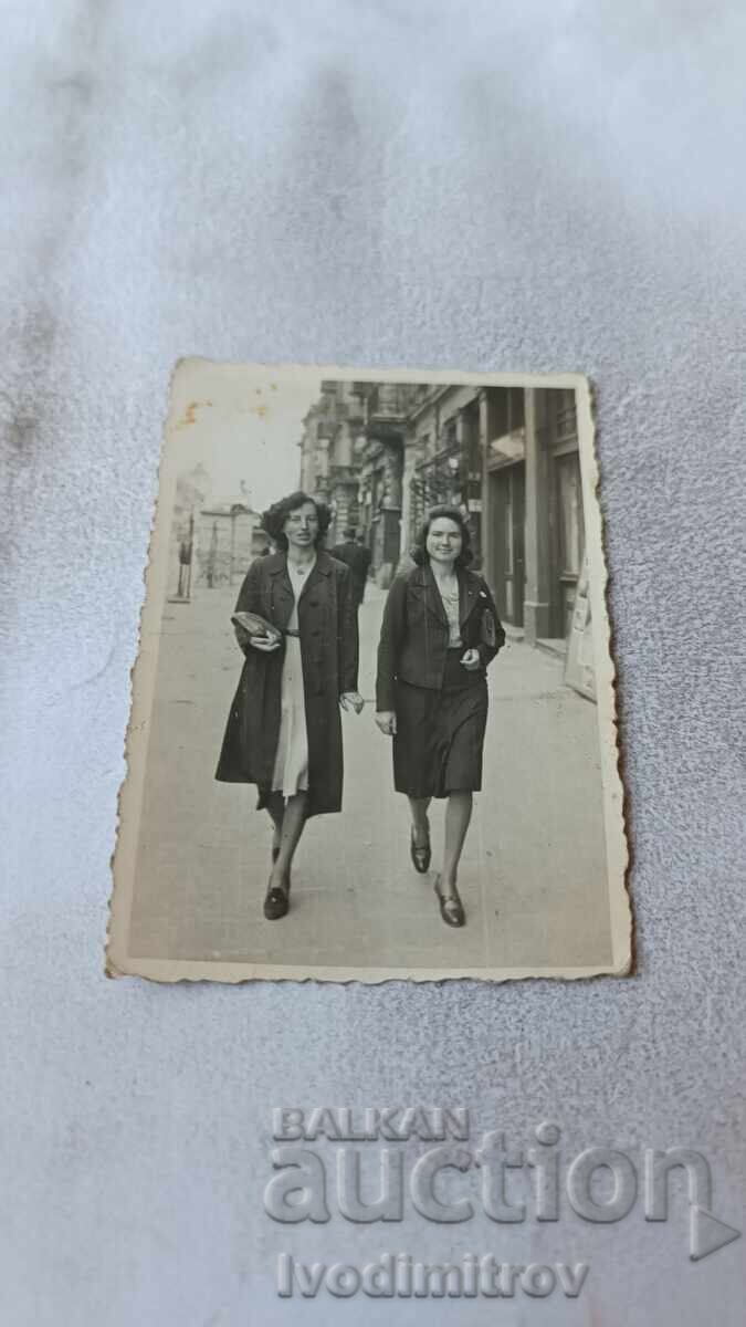 Φωτογραφία Σοφία Δύο νεαρές γυναίκες σε έναν περίπατο Φωτογραφία Σοφία Δύο νεαρές γυναίκες σε έναν περίπατο