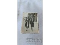 Φωτογραφία Σοφία Δύο νεαρές γυναίκες σε έναν περίπατο