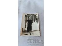 Φωτογραφία Σόφια Νέα γυναίκα μπροστά σε μαγαζί Κρασιών και Ρακί