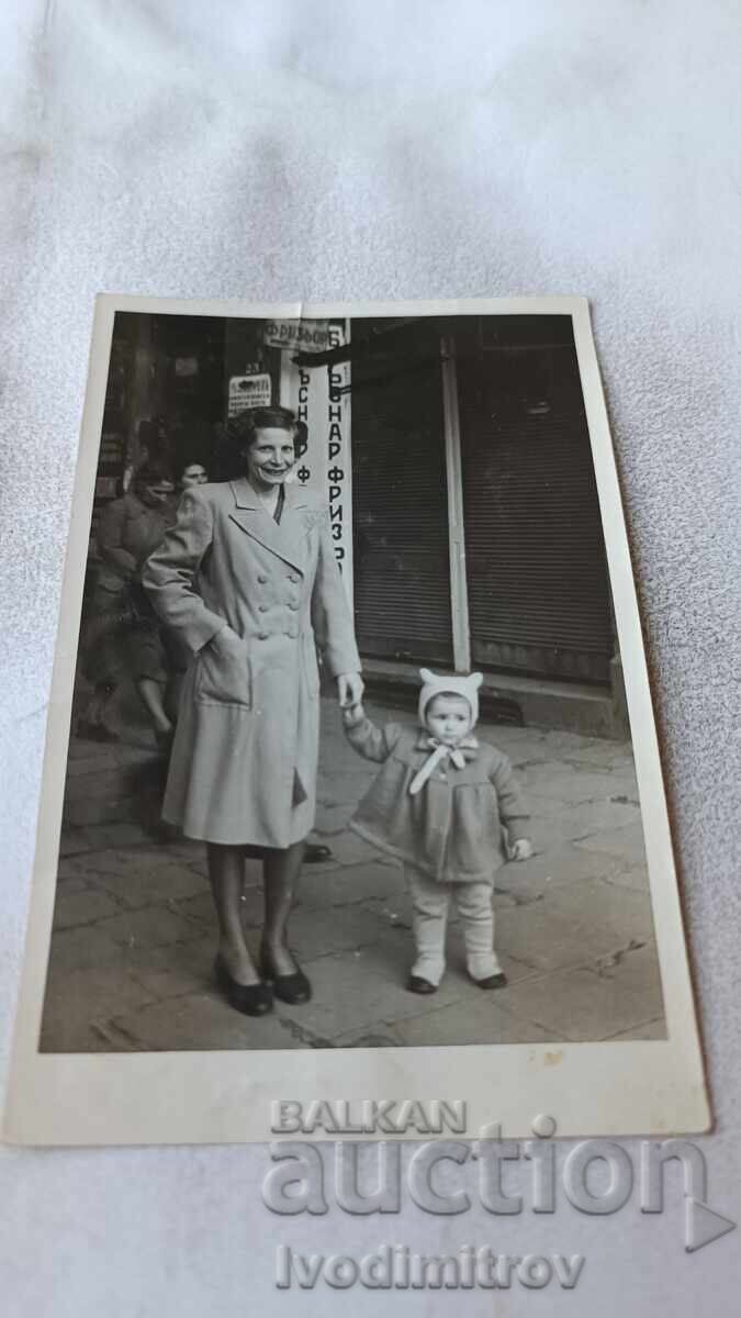 Fotografie Sofia Femeie și fetiță în fața Frizerului Fotografie Sofia Femeie și fetiță în fața Frizerului