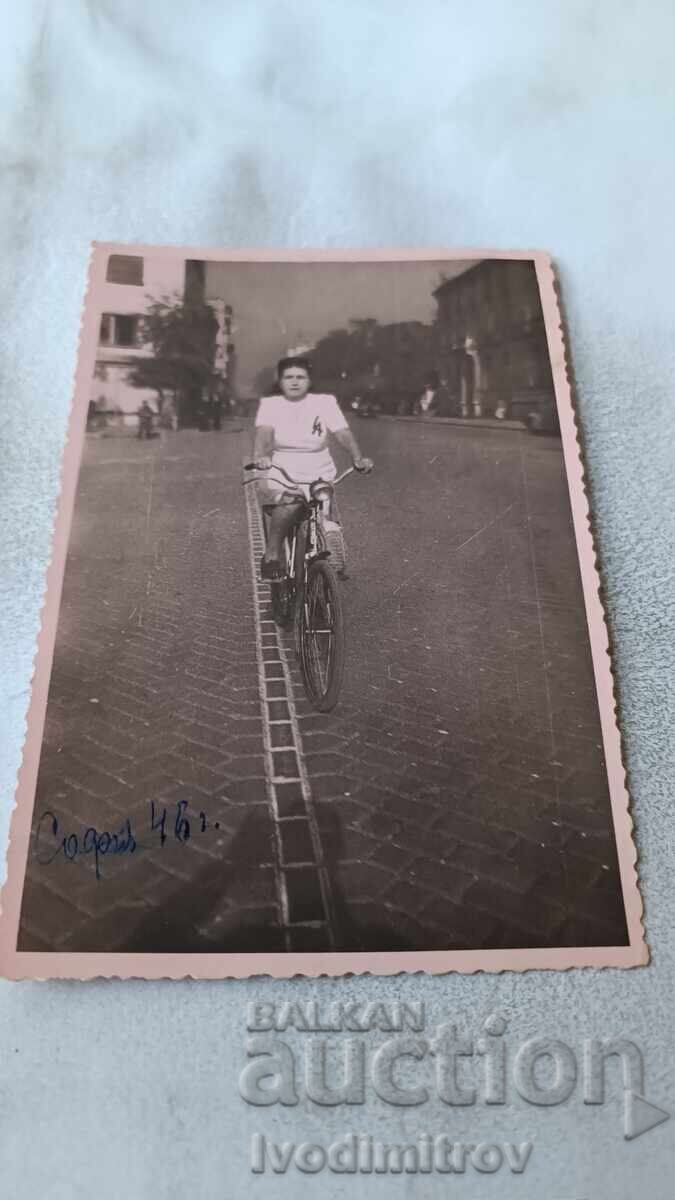 Снимка София Млада жена с ретро велосипед 1946
