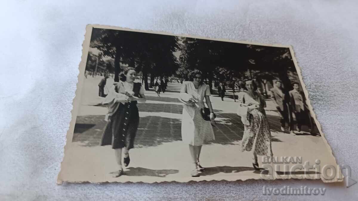 Φωτογραφία Σοφία Τρεις νεαρές γυναίκες σε έναν περίπατο