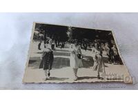 Φωτογραφία Σοφία Τρεις νεαρές γυναίκες σε έναν περίπατο