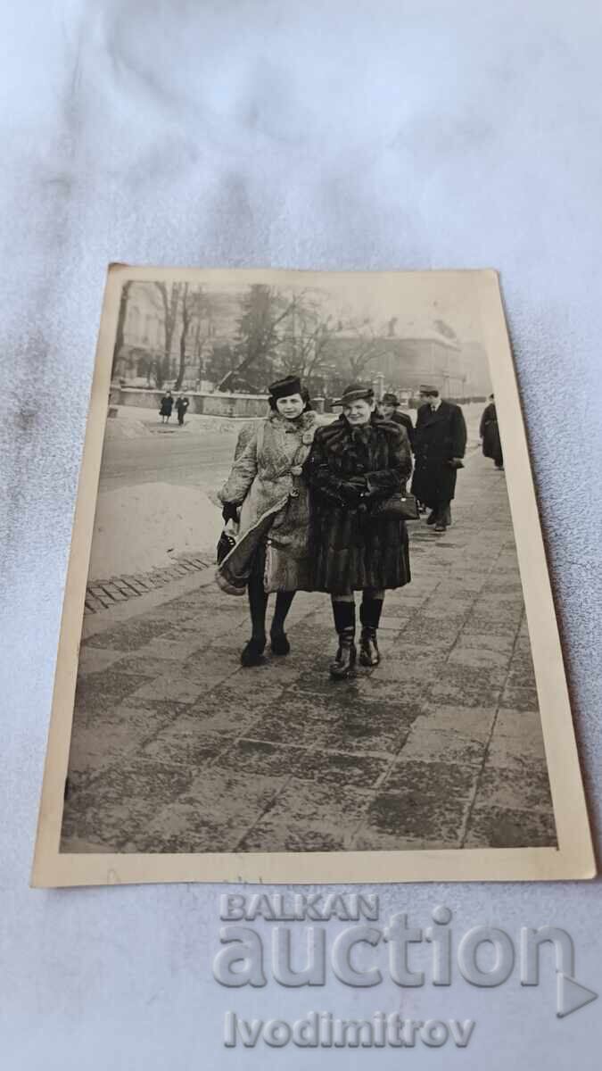 Photo Sofia Two women in winter coats on a walk Photo Sofia Two women in winter coats on a walk