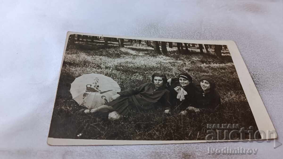 Снимка София Три млади момичета легнали на тревата в парка Снимка София Три млади момичета легнали на тревата в парка