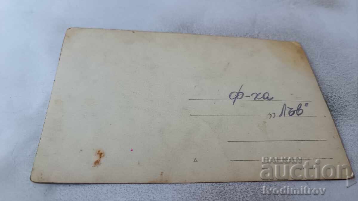 Снимка София Две млади момичета пред Фабрика ЛЪВ с цена 4.65 лв. | € 2.38