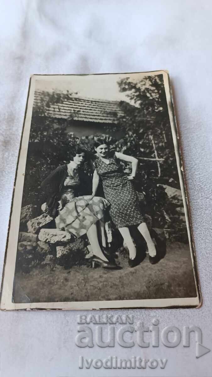 Снимка София Две млади момичета пред Фабрика ЛЪВ