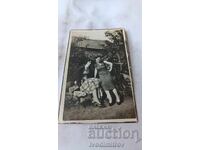 Снимка София Две млади момичета пред Фабрика ЛЪВ