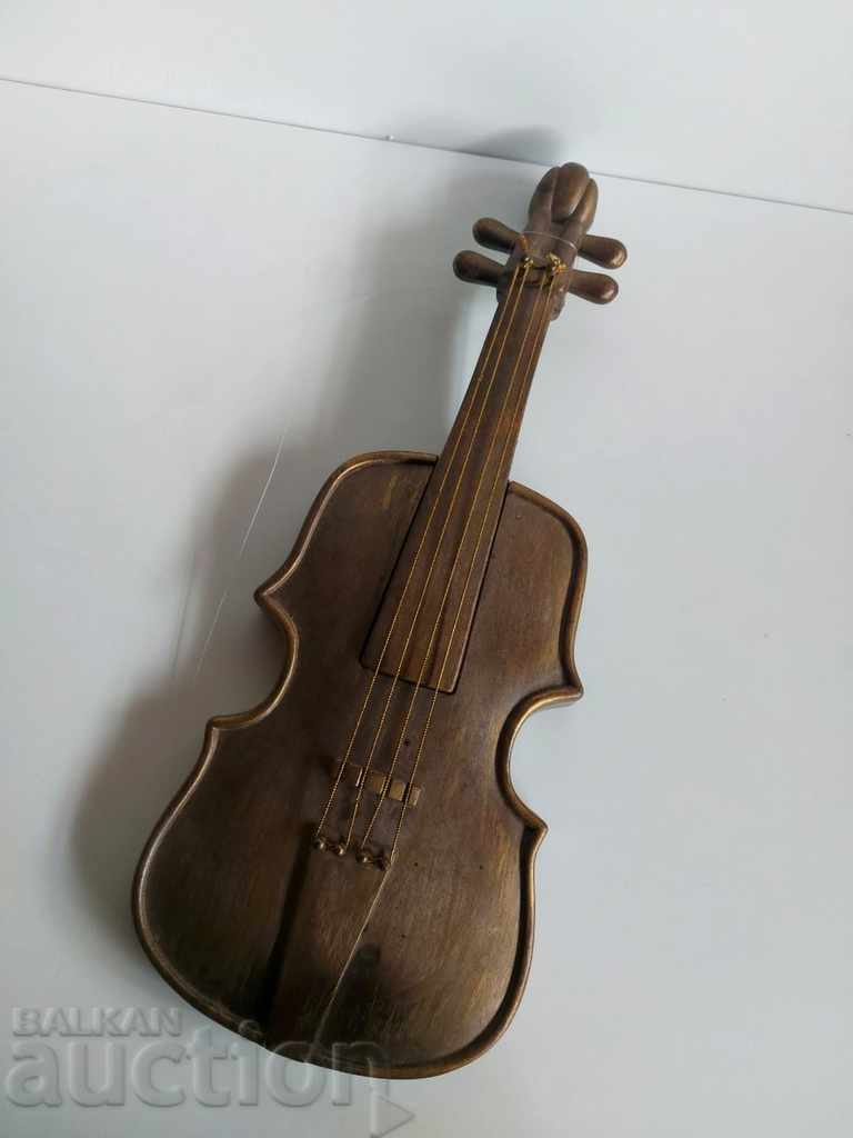 . VIOLA DECORATIVA PLASTIC PENTRU PERETE cu preț 29.00 BGN | € 14.83