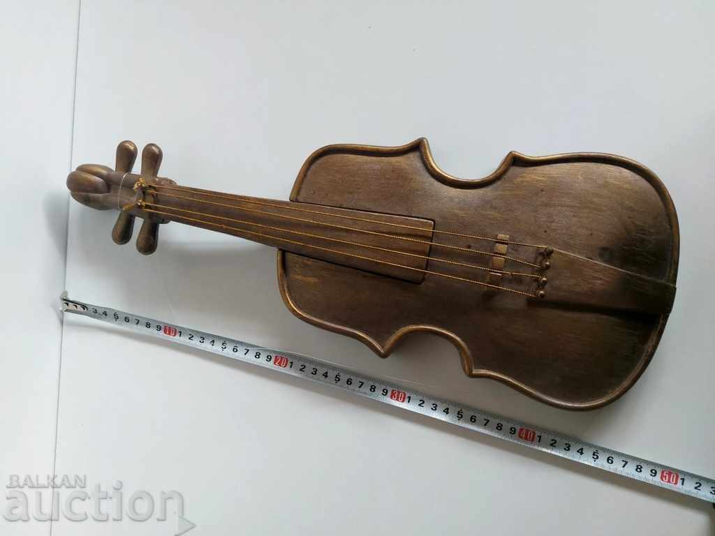 Licitație . VIOLA DECORATIVA PLASTIC PENTRU PERETE