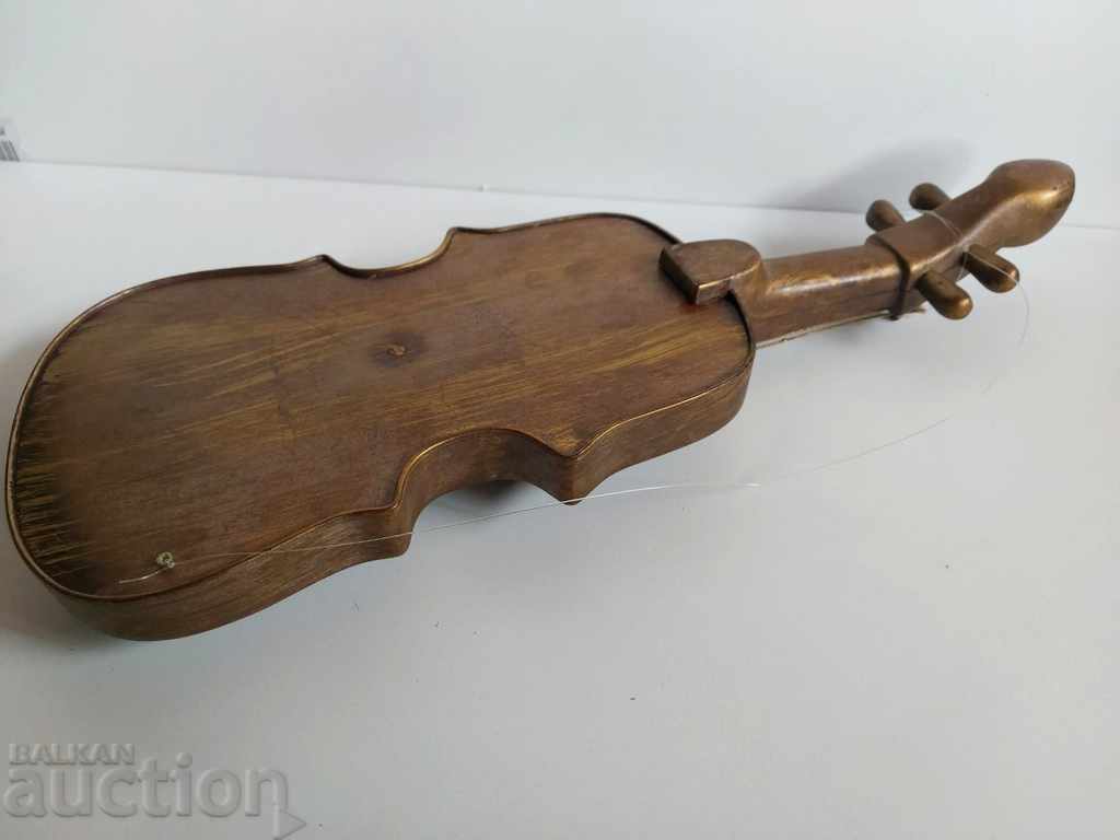 Livrarea . VIOLA DECORATIVA PLASTIC PENTRU PERETE