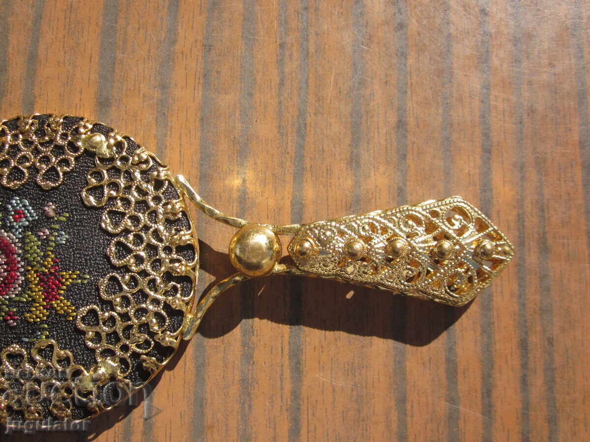 Delivery of Old lady's mirror, small mirror with gilded filigree embroidery