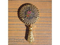 Παλιό γυναικείο καθρεφτάκι με επιχρυσωμένο φιλιγκράν κέντημα