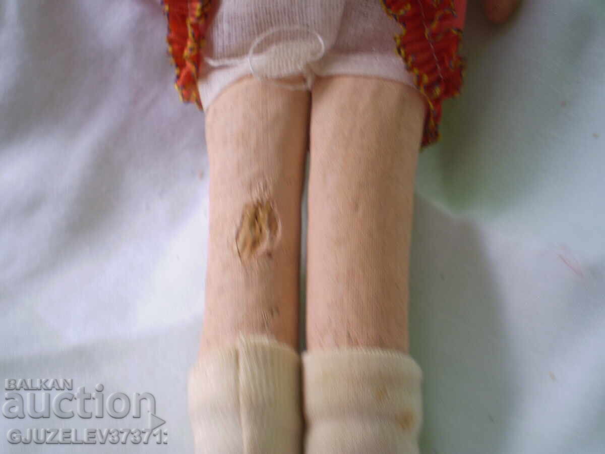 Παράδοση Αρχαία κούκλα, γεμισμένη με άχυρο, κινεί τα χέρια της ζωγραφισμένα Παράδοση Αρχαία κούκλα, γεμισμένη με άχυρο, κινεί τα χέρια της ζωγραφισμένα