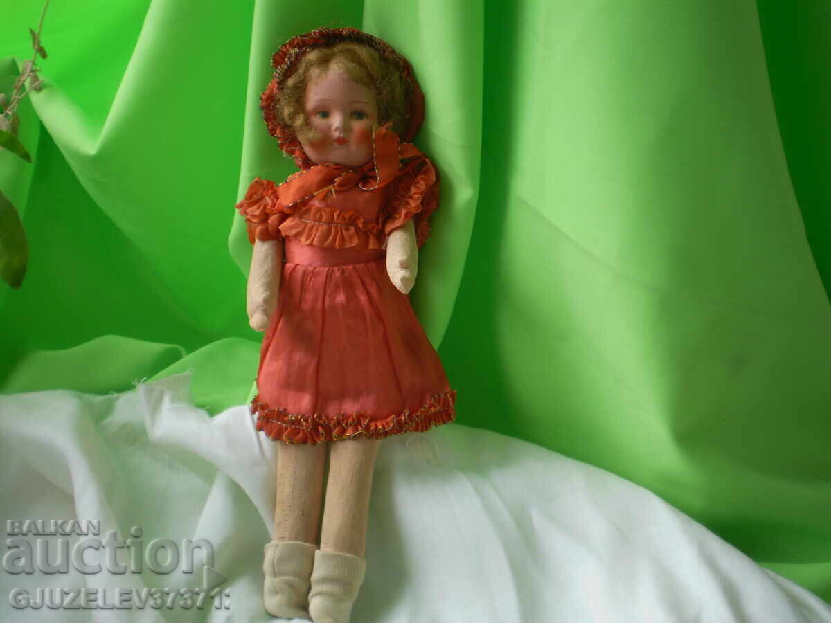 Αρχαία κούκλα, γεμισμένη με άχυρο, κινεί τα χέρια της ζωγραφισμένα Αρχαία κούκλα, γεμισμένη με άχυρο, κινεί τα χέρια της ζωγραφισμένα