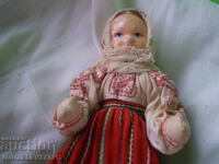 Păpușă veche cu cap de porțelan, corpul este din material textil