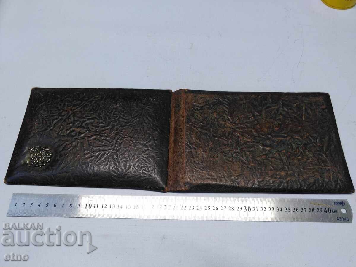 Παράδοση ΒΑΣΙΛΙΚΗ ΔΕΡΜΑΤΙΝΗ ΘΗΚΗ ΜΕ ΜΕΤΑΛΛΙΚΗ ΕΦΑΡΜΟΓΗ, ΑΛΜΠΟΥΜ