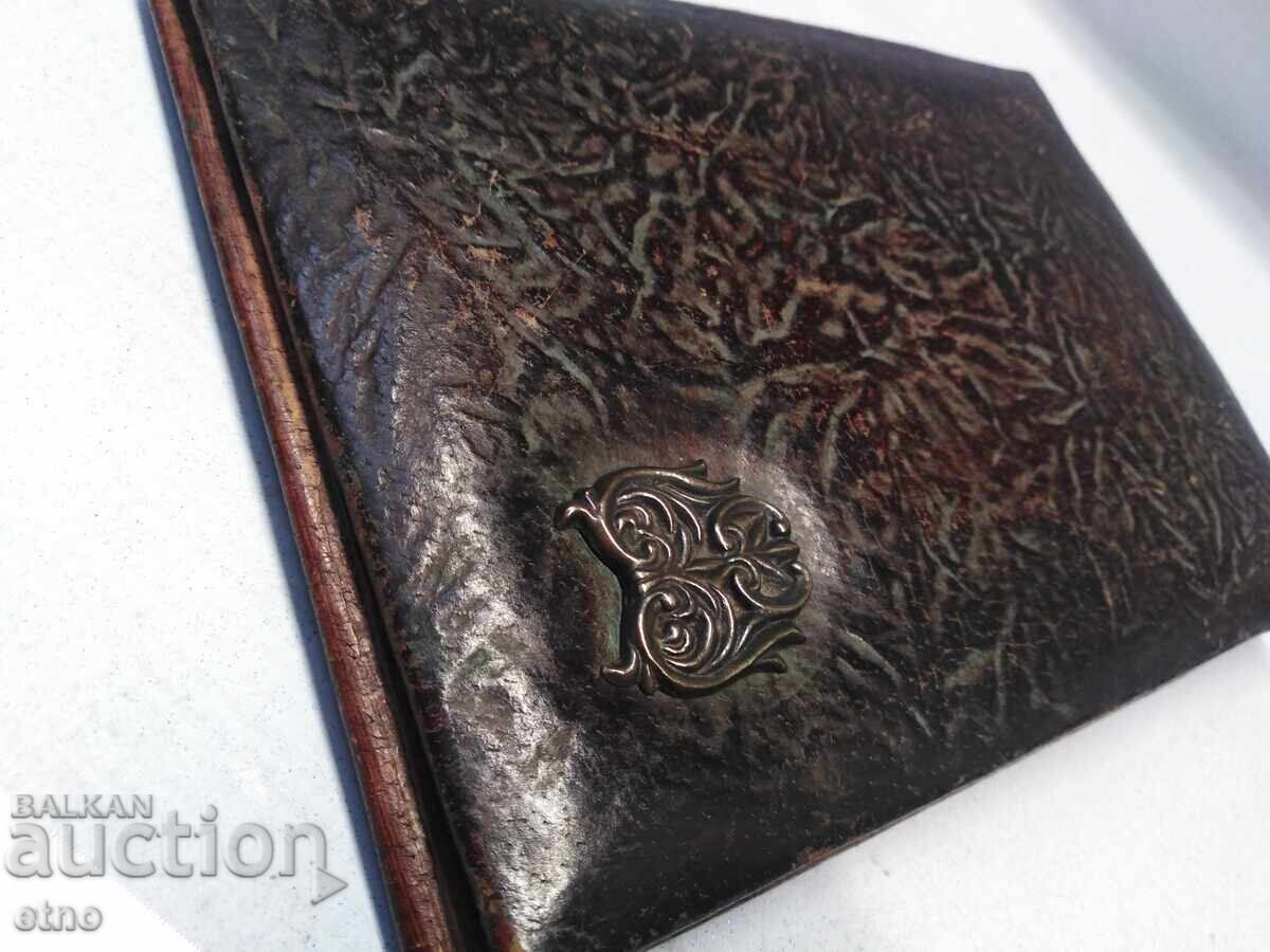 ΒΑΣΙΛΙΚΗ ΔΕΡΜΑΤΙΝΗ ΘΗΚΗ ΜΕ ΜΕΤΑΛΛΙΚΗ ΕΦΑΡΜΟΓΗ, ΑΛΜΠΟΥΜ - 6