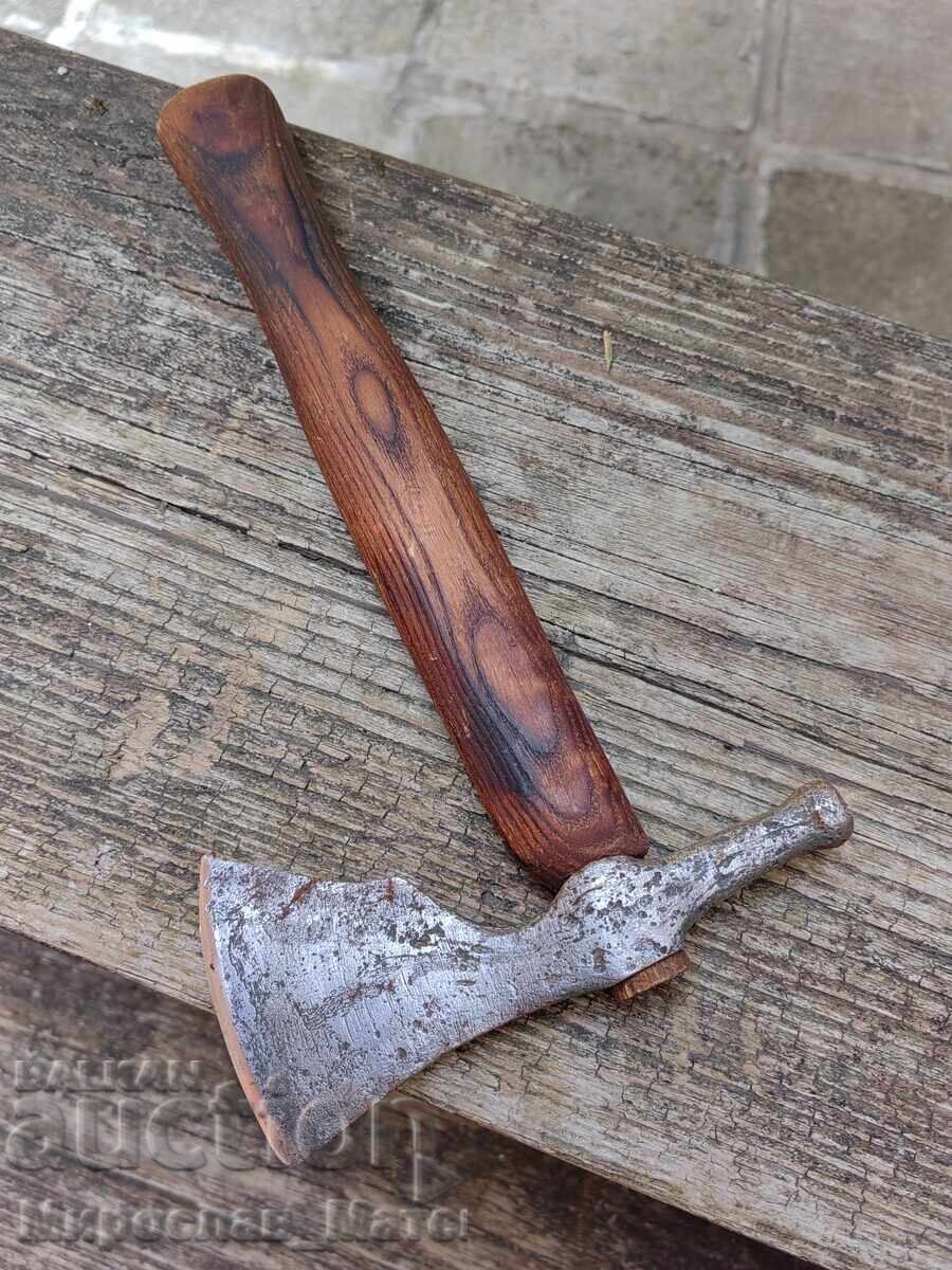 Παλιό τσεκούρι, πιθανώς αρχαίο με τιμή 80.00 BGN | € 40.90 Παλιό τσεκούρι, πιθανώς αρχαίο με τιμή 80.00 BGN | € 40.90