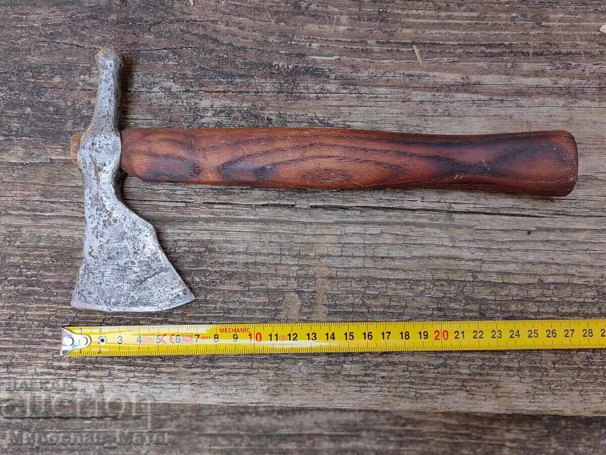 Παράδοση Παλιό τσεκούρι, πιθανώς αρχαίο Παράδοση Παλιό τσεκούρι, πιθανώς αρχαίο