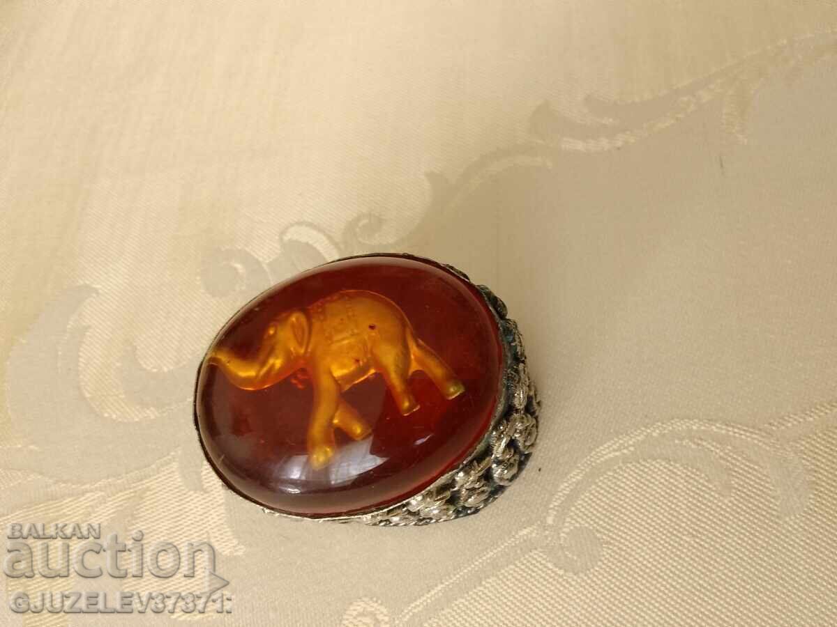 Cutie vintage argintată pentru pastile cu capac roșu transparent cu preț € 30.17 | 59.01 BGN Cutie vintage argintată pentru pastile cu capac roșu transparent cu preț € 30.17 | 59.01 BGN