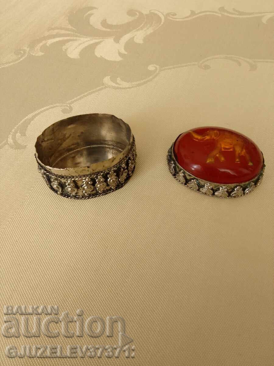 Cutie vintage argintată pentru pastile cu capac roșu transparent Cutie vintage argintată pentru pastile cu capac roșu transparent