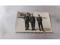 Снимка Долни Чифлик Трима войници 1954