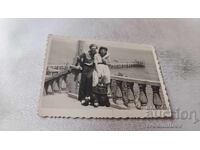 Снимка Бургас Мъж и жена на стълби в Морската градина 1946
