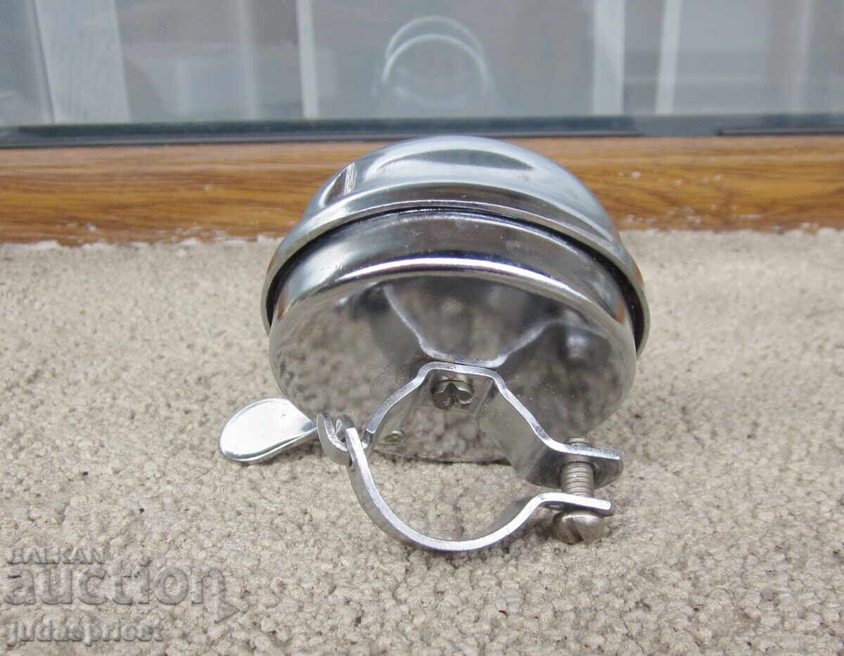 Παράδοση Παλιό Βουλγάρικο κουδούνι σε ρετρό ποδήλατο Παράδοση Παλιό Βουλγάρικο κουδούνι σε ρετρό ποδήλατο