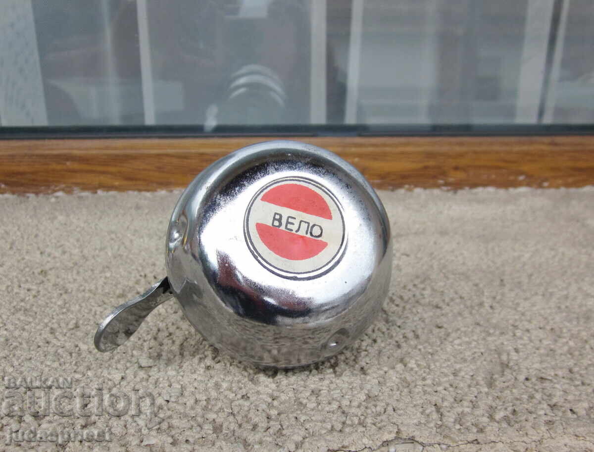 Παλιό Βουλγάρικο κουδούνι σε ρετρό ποδήλατο Παλιό Βουλγάρικο κουδούνι σε ρετρό ποδήλατο