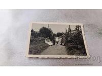 Снимка Угърчинъ Мъж две жени и момиче на алея в парка 1937