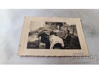 Fotografie: Bărbat și doi tineri jucând cărți